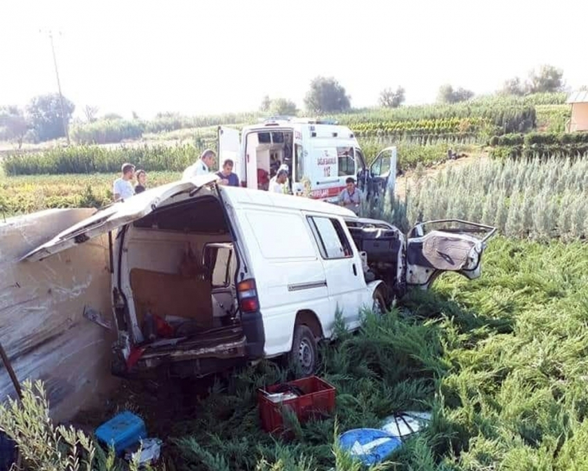 İşçileri taşıyan minibüs devrildi: 1 ölü, 3 yaralı