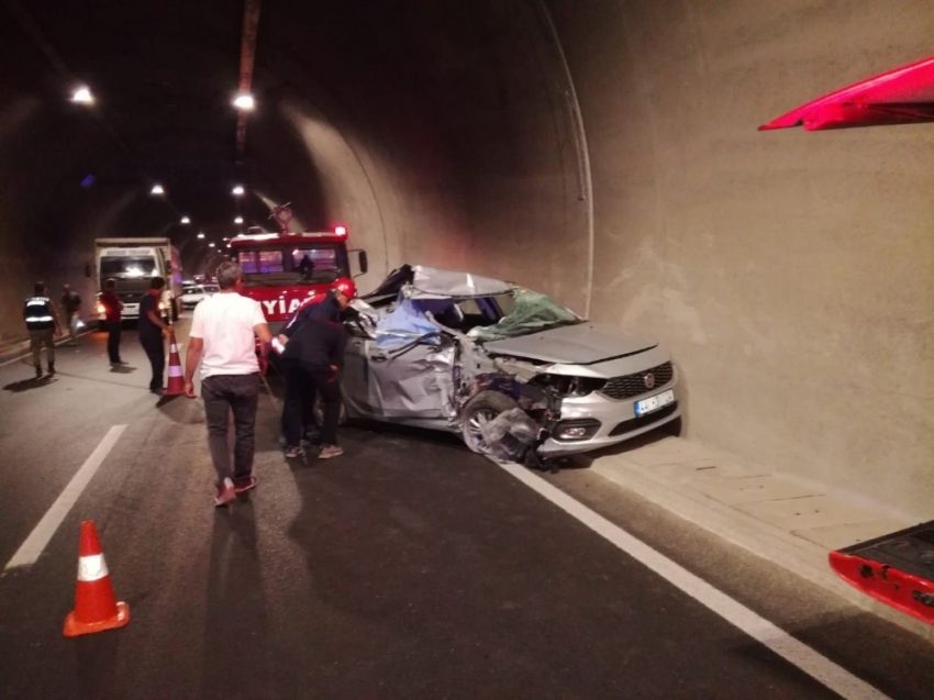 Tünelde otomobil tıra çarptı: 1 ölü, 2 yaralı