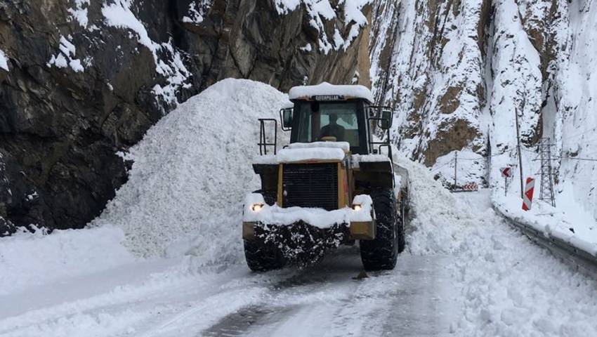 Ambulansın üzerine çığ düştü