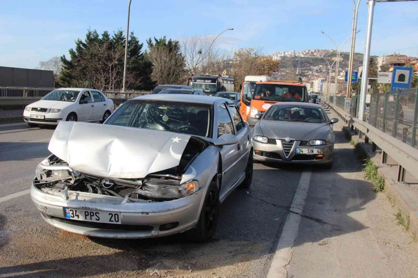 4 aracın karıştığı zincirleme kazada 2 yaralı