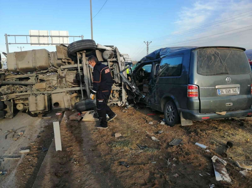 Beton mikseriyle minibüs çarpıştı: 2 ölü, 4 yaralı