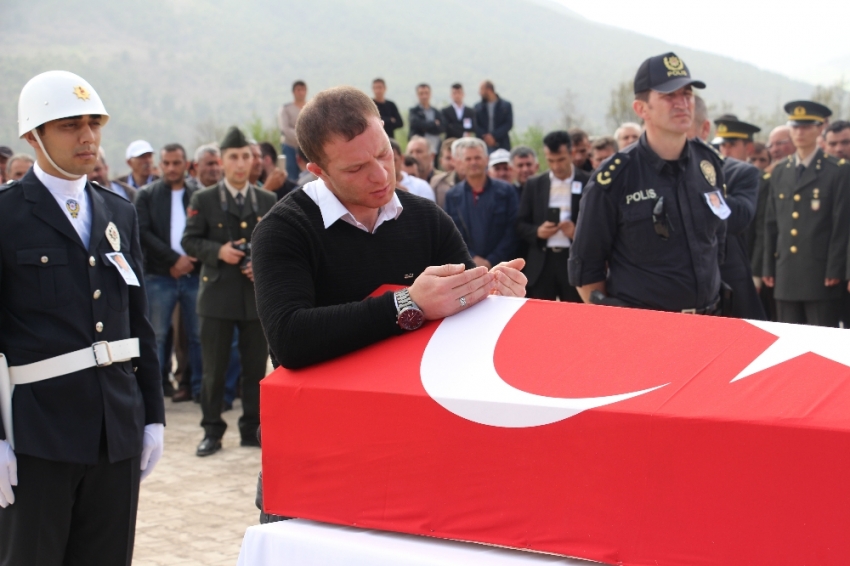 Şehit polis gözyaşları arasında toprağa verildi