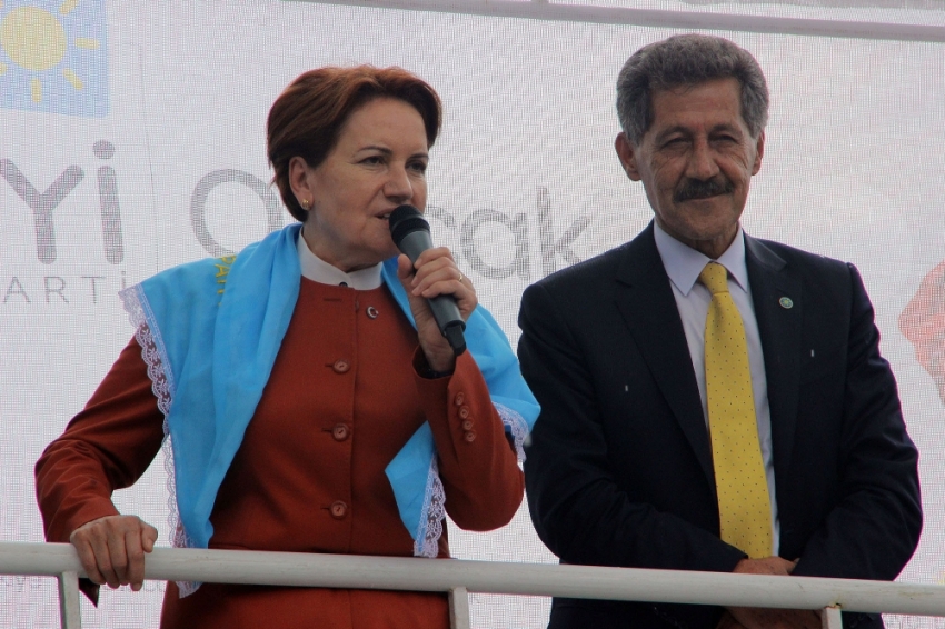 Akşener yağmur nedeniyle mitingi yarıda kesti