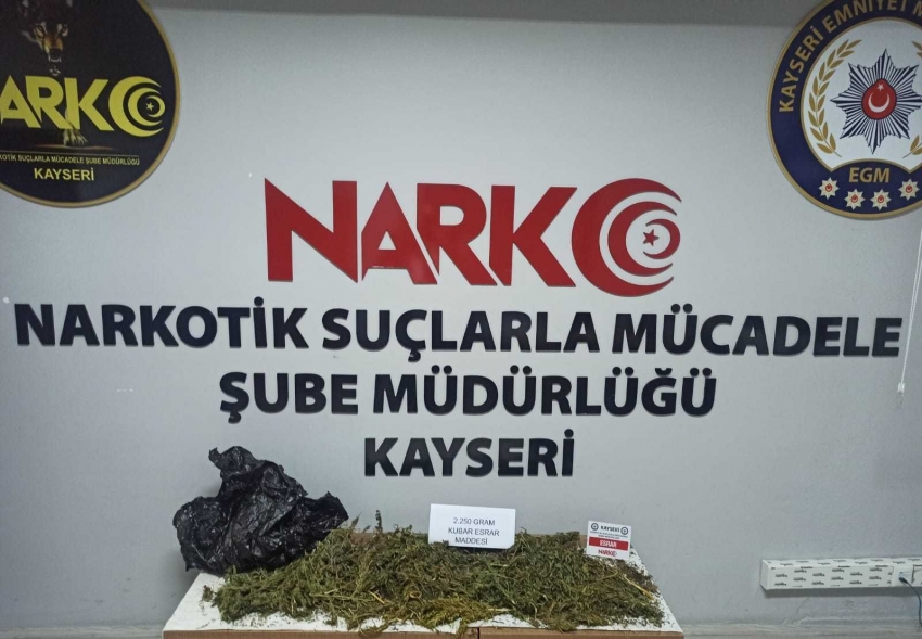 Yolcu otobüsüne uyuşturucu operasyonu: 2 kilo kubar esrar ele geçirildi