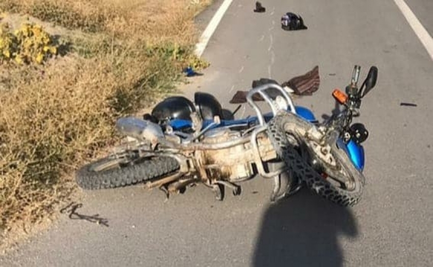 Motosiklet köy yolunda yayaya çarptı: 2 yaralı