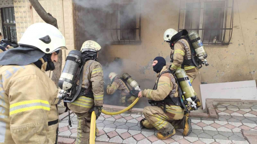 2 katlı binanın bodrum katında korkutan yangın