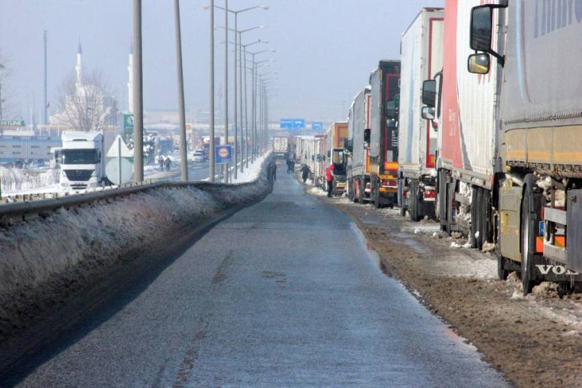 Kapıkule’de ‘kar’ kuyruğu erimiyor