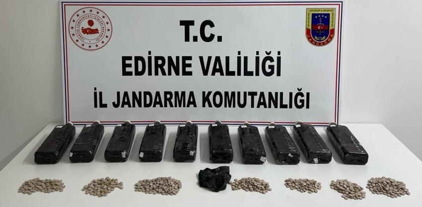 Çantasından 13 kilogram afyon sakızı ile 967 adet uyuşturucu hap çıktı