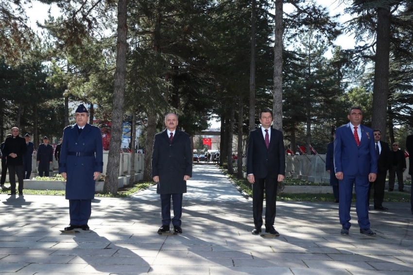 Şehitler kabirleri başında anıldı