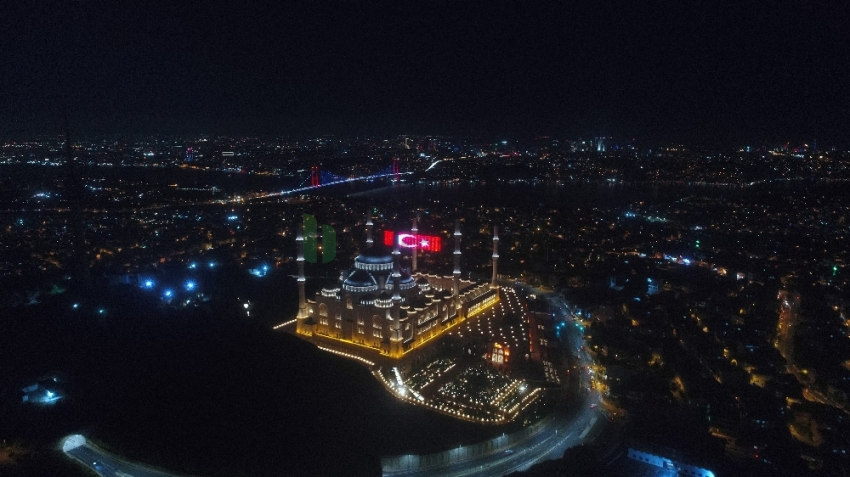 Çamlıca Camii’nde 15 Temmuz’a özel dev led Türk Bayrağı