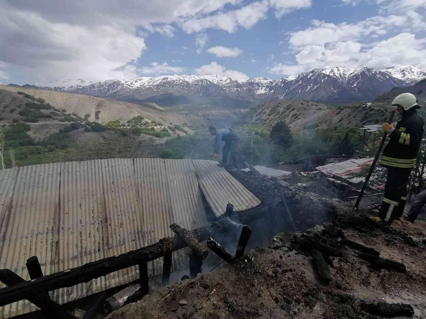 Alevler içinde kalan odunluk kullanılamaz hale geldi