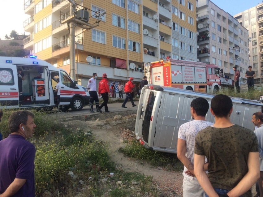 Kontrolünü kaybeden araç yol kenarına devrildi