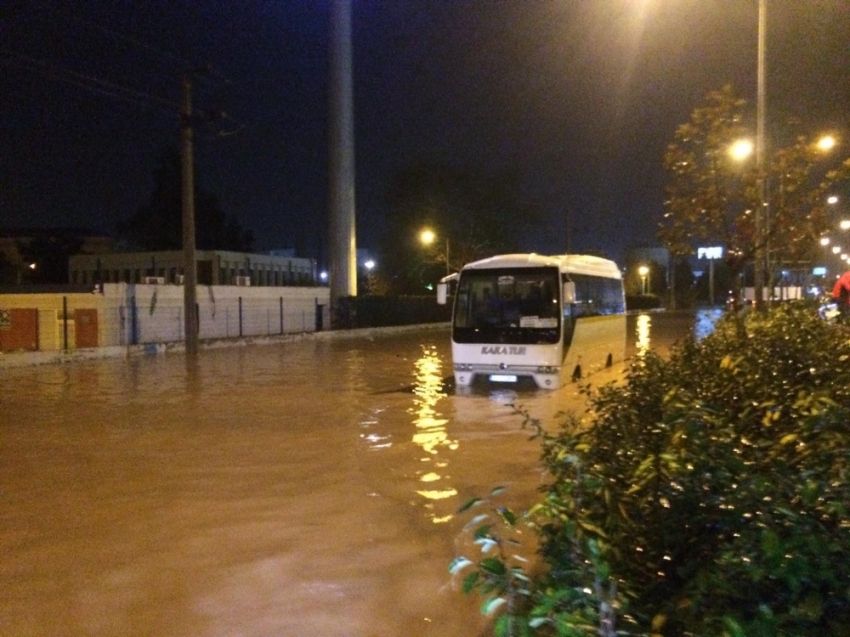 İzmir sağanak yağışa teslim oldu