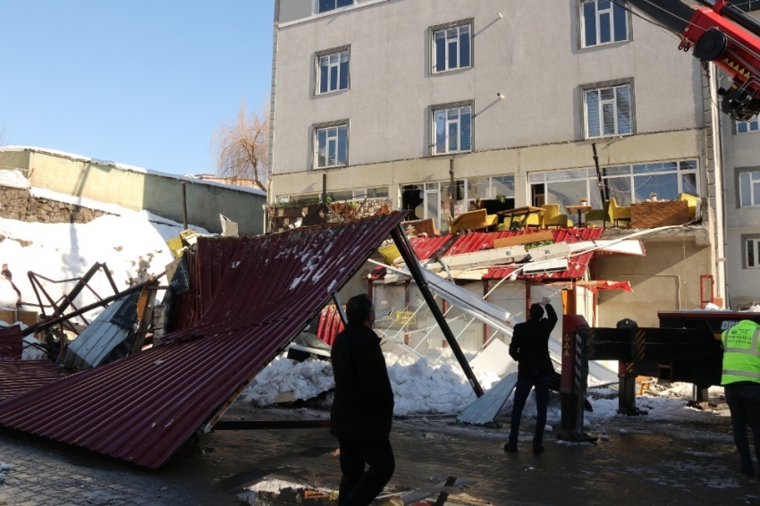 Düşen kar kütlesi kafenin terasını çökertti: 1 ölü, 7 yaralı