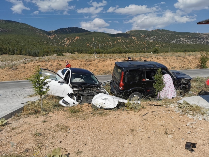 Otomobiller kafa kafaya çarpıştı: 1 kişi öldü, 2 kişi yaralandı