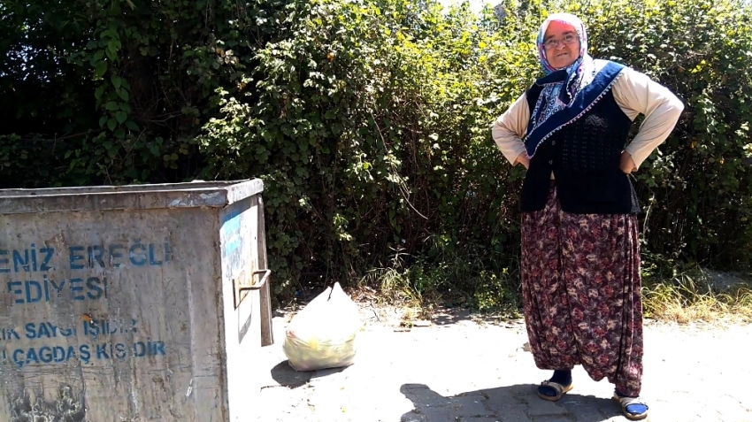 Çöpten torunu için dolmalık biber topladı