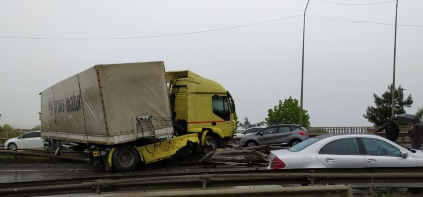 Kaza yapan tır Karadeniz sahil yolunu trafiğe kapattı