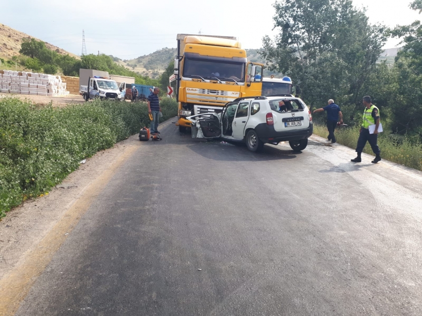 Otomobil tırla kafa kafaya çarpıştı: 1 yaralı