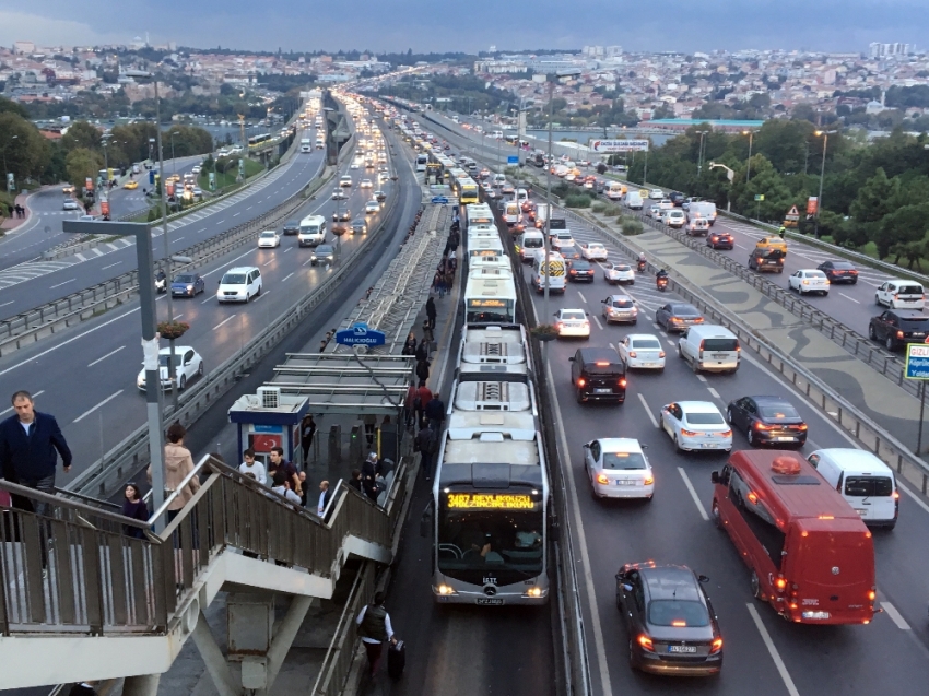 Metrobüs arıza yaptı, kuyruk oluştu