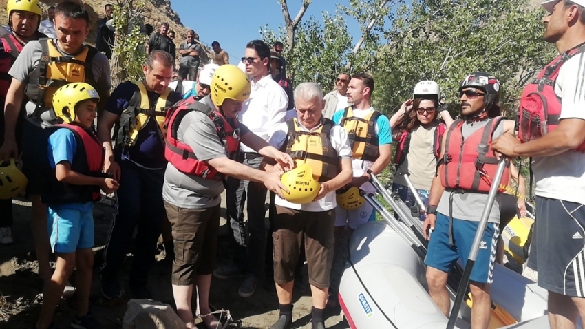 Binali Yıldırım, Erzincan’da rafting yaptı