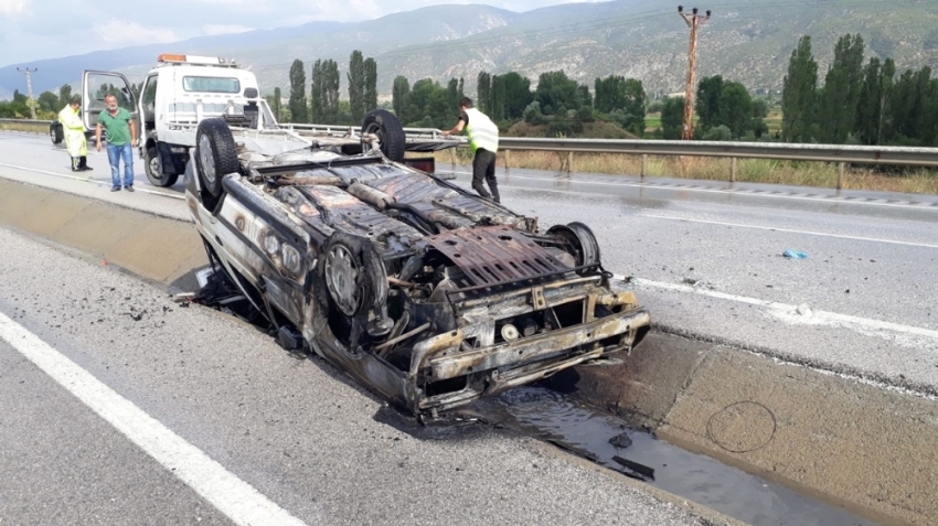 Yanan otomobilden son anda kurtarıldılar