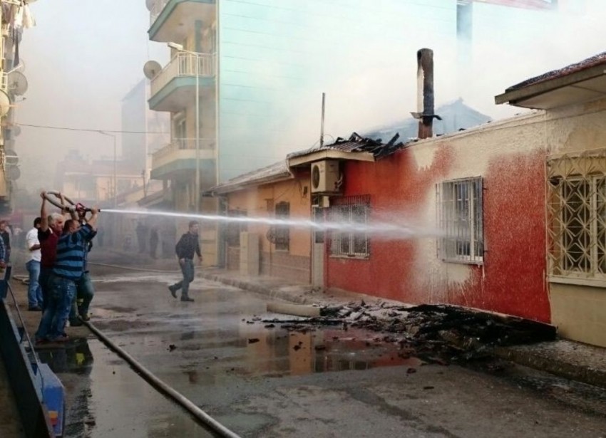 İtfaiye eri üzerindeyken yanan evin çatısı çöktü!