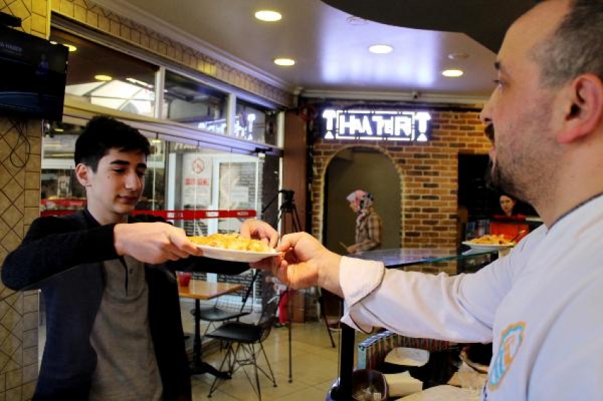 Bursa'da İstiklal Marşı'nı okuyana börek bedava