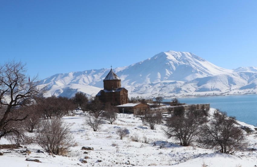 Akdamar Adası, beyaz gelinliğini giydi