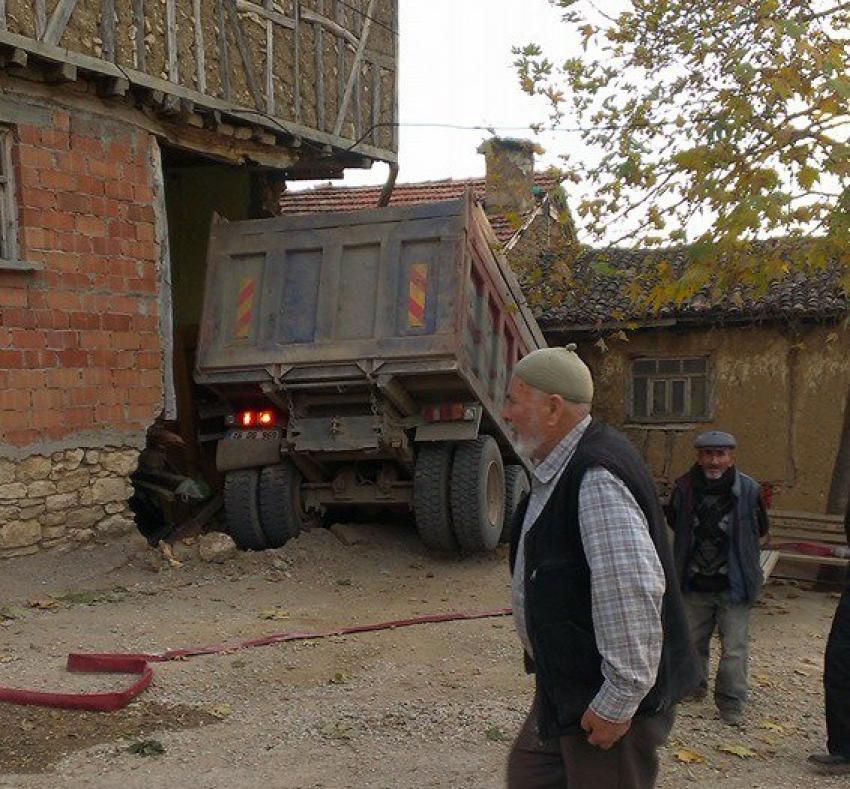 Bursa'da freni boşalan kamyon eve girdi!