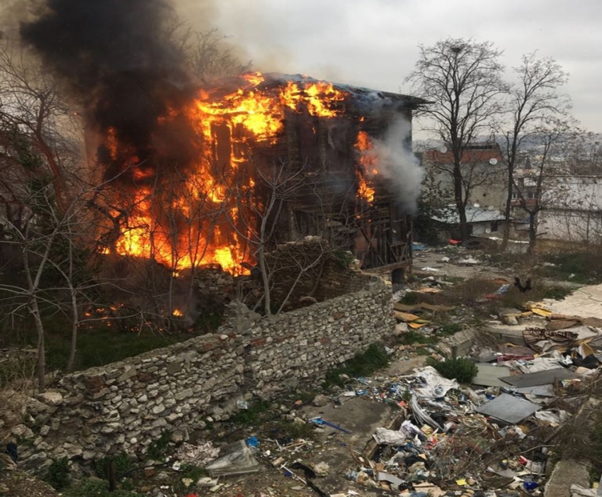 Fatih’te ahşap bina alev alev yandı