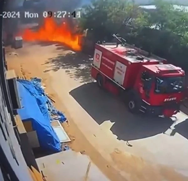 Fabrikada yanan boya ve tinerler lav gibi sokağa yayıldı
