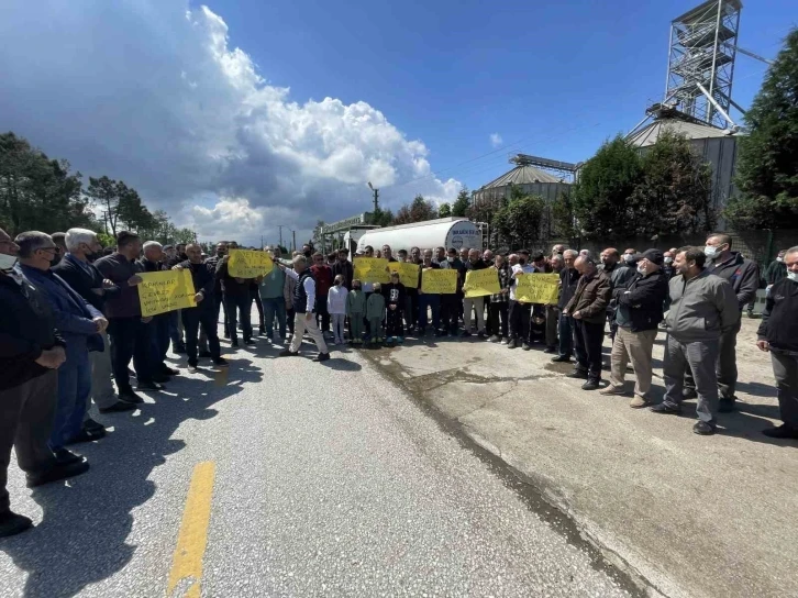 Fabrikanın dereye bıraktığı atık, mahalleliye eylem yaptırdı
