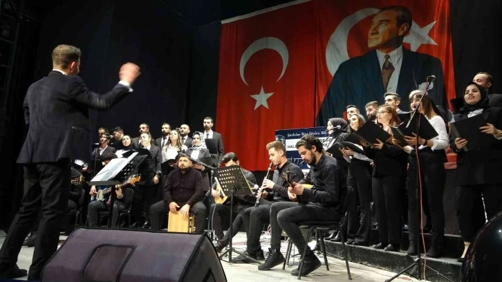 Farklı meslek gruplarından oluşan korodan müzik ziyafeti
