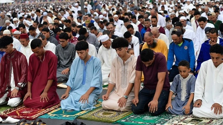 Fas'ta Müslümanlar bayram namazı için cami ve meydanları doldurdu