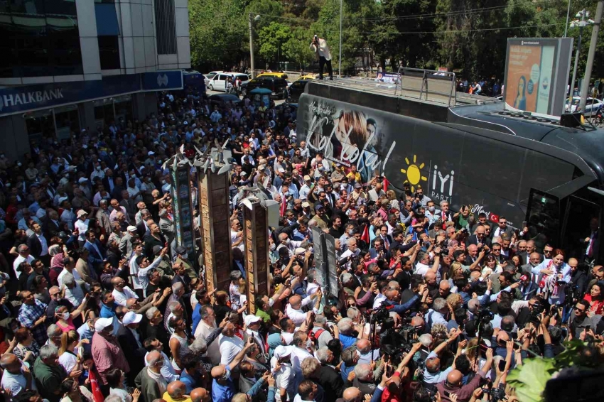 İYİ Parti Genel Başkanı Akşener, Antalya’da esnaf ziyaret etti