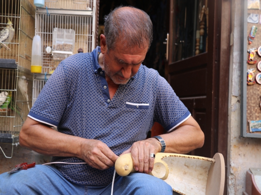 Kendi yetiştirdiği su kabaklarını sanat eserine dönüştürüyor