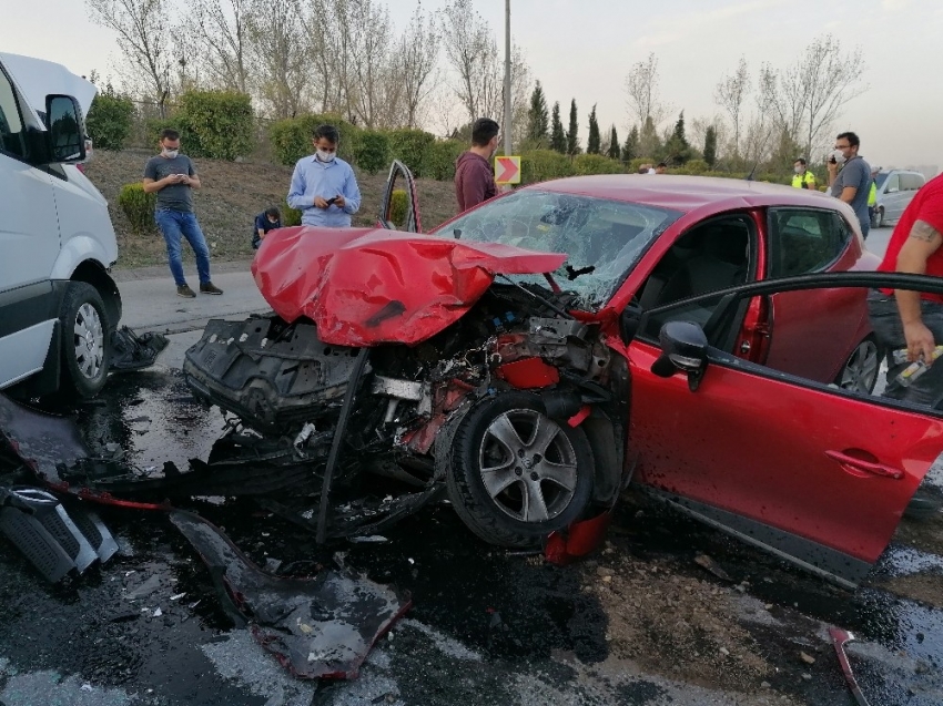 Ters yönde ilerleyen minibüs, otomobille çarpıştı: 2 yaralı