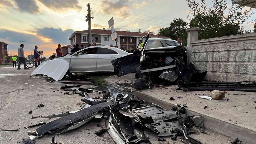 Lüks otomobiller mahalle arasında çarpıştı