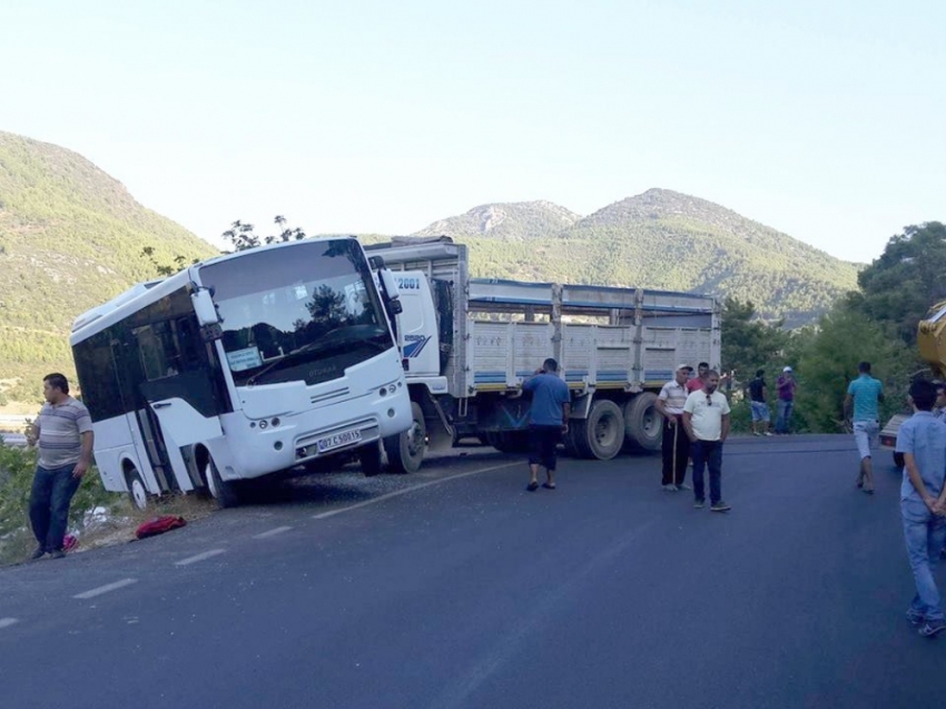 Okul servisine kamyon çarptı: 3 yaralı