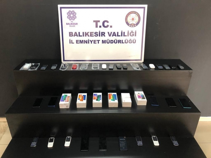 Balıkesir’de polis kaçak telefona ’sinyal’ çaktı