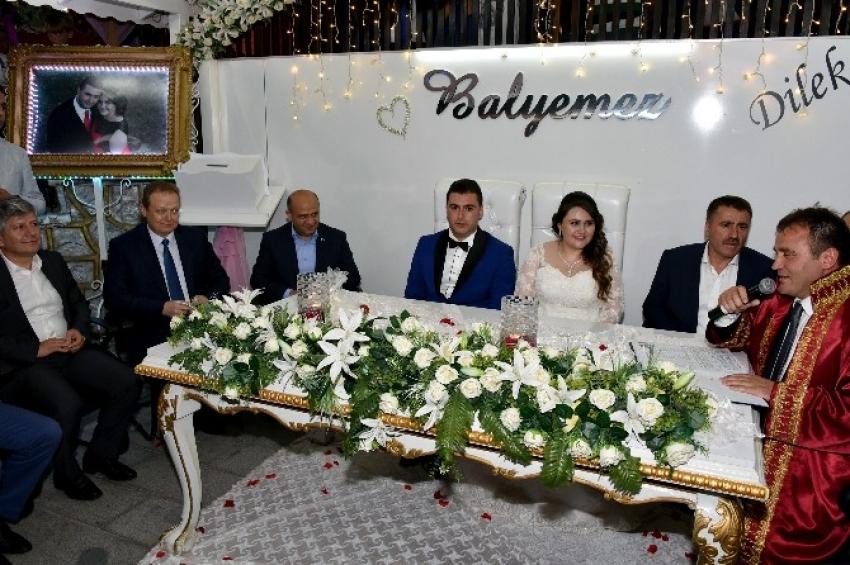 Bakan Işık Gümüşhane’de nikah şahitliği yaptı