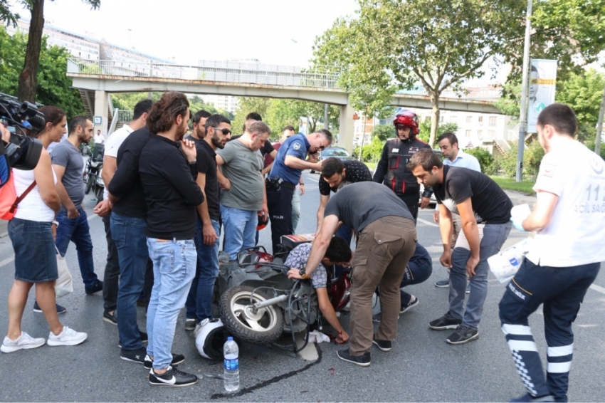 Şişli’de motosikletli kurye minibüse çarptı