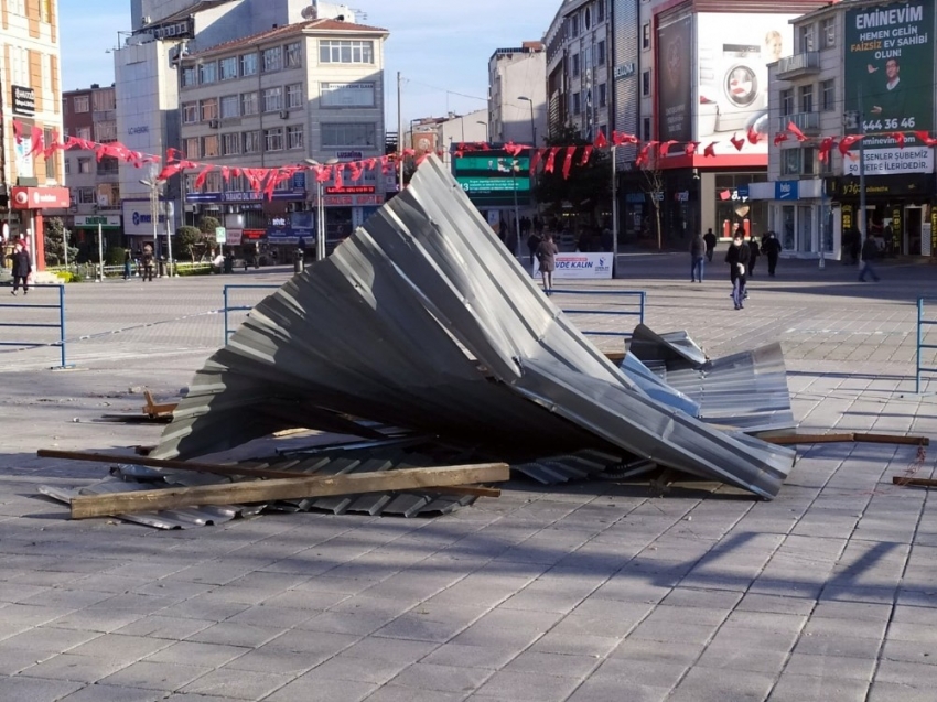 Uçan çatı yoldan geçen kadının üzerine düştü