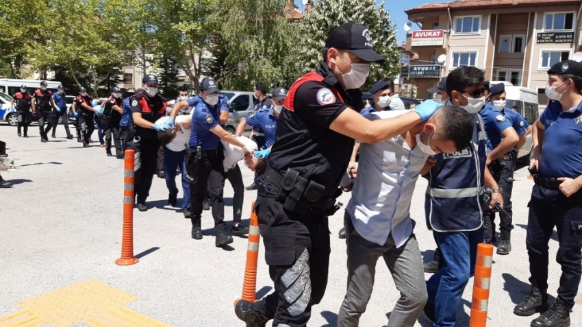 Düğünde polisleri yaralayan 6 kişi adliyeye sevk edildi