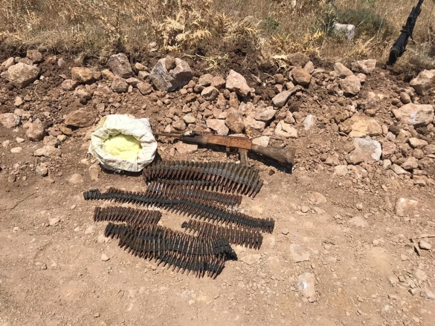 Siirt’te ağaçların arasına gizlenmiş PKK’ya ait mühimmat ele geçirildi