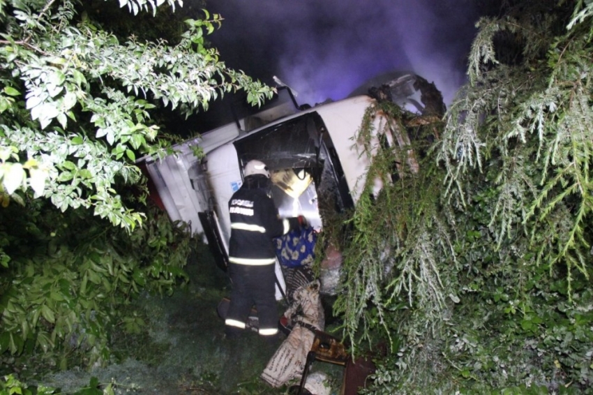 Otomobille çarpışan tır şarampole yuvarlanıp alev alev yandı