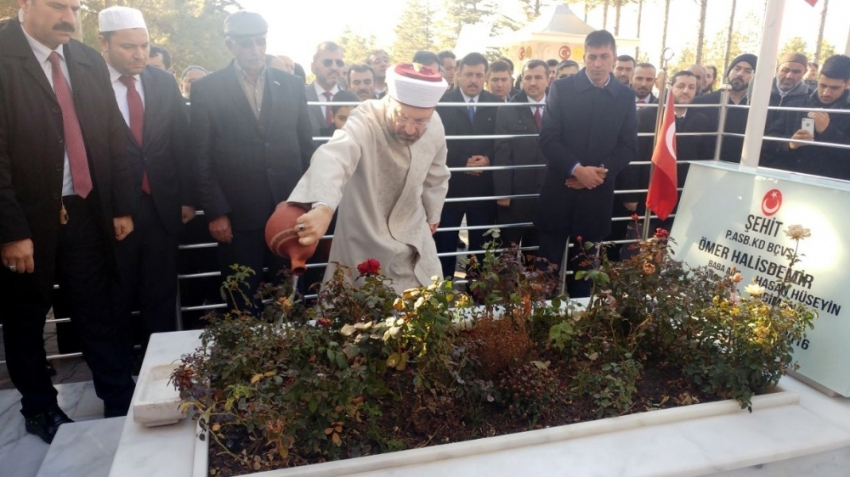 Diyanet İşleri Başkanı Ömer Halisdemir’in mezarında