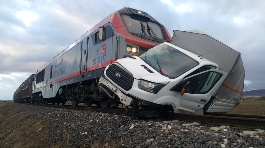 Bariyerleri kırıp geçmeye çalıştığı sırada tren çarptı