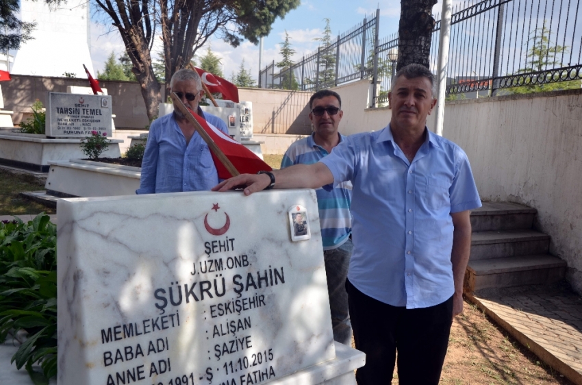 Bayramı şehit oğlunun mezarı başında karşıladı