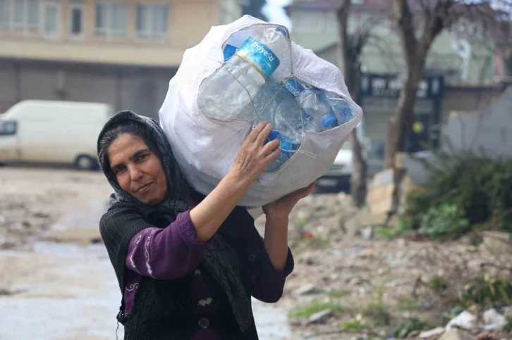 Fedakar anne, iki evladını karton ve plastik malzeme toplayarak okutuyor
